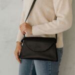⁦شنطة نسائية لون اسود⁩ - الصورة ⁦2⁩
