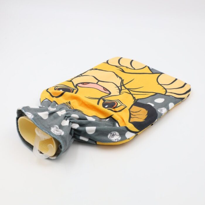 ⁦قربة للماء الساخن بتصاميم شخصيات ديزني سيمبا لون اصفر⁩ - الصورة ⁦3⁩