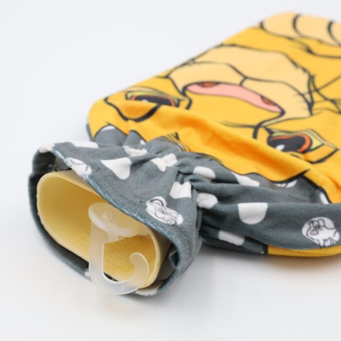 ⁦قربة للماء الساخن بتصاميم شخصيات ديزني سيمبا لون اصفر⁩ - الصورة ⁦4⁩