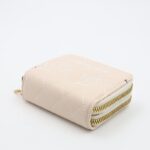 ⁦جزدان ستاتي جلد سحابين حجم صغير لون ابيض اوفوايت⁩ - الصورة ⁦2⁩