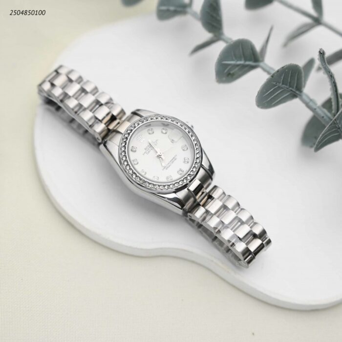 103391731_68e2e61cbda5a ساعة يد نسائية أنيقة لون فضي - الصورة 1