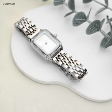 ساعة يد نسائية أنيقة لون فضي