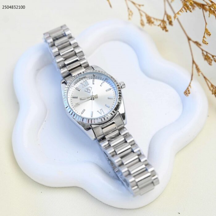 103391764_68e2e6386d336 ساعة يد نسائية أنيقة معدنية لون فضي - الصورة 1