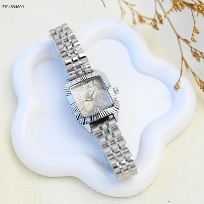 103391772_68e2e642c339c ساعة يد نسائية أنيقة لون فضي - الصورة 1