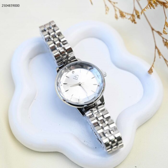 103391779_68e2e64d509e3 ساعة يد نسائية أنيقة لون فضي - الصورة 1