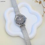 ساعة يد نسائية أنيقة لون فضي