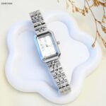 ساعة يد نسائية أنيقة لون فضي