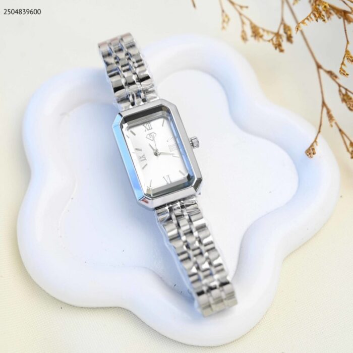 103391781_68e2e64fa14d8 ساعة يد نسائية أنيقة لون فضي - الصورة 1