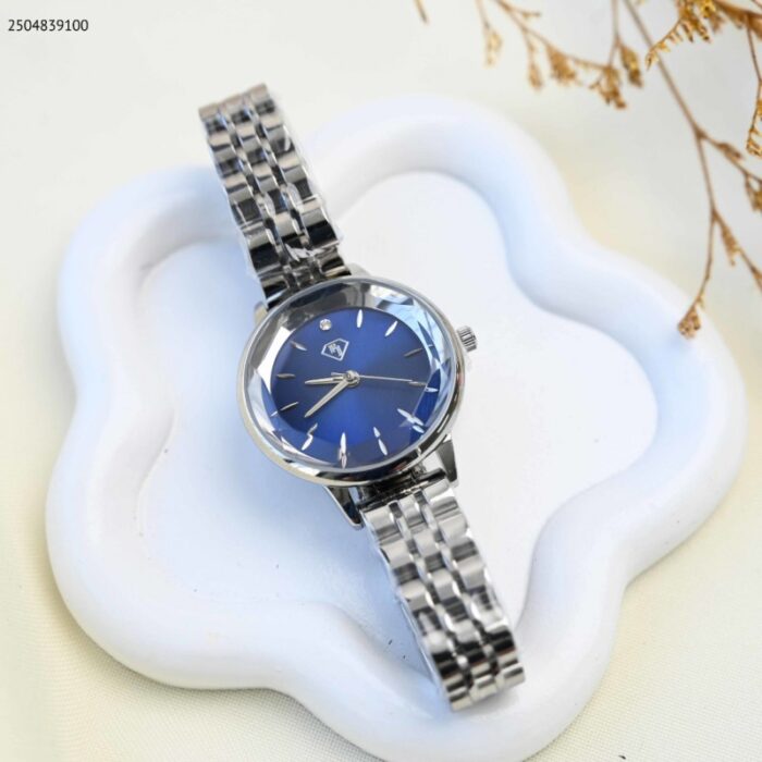 103391786_68e2e655842d8 ساعة يد نسائية أنيقة لون فضي وأزرق - الصورة 1