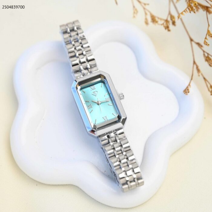 103391789_68e2e65b38e97 ساعة يد نسائية أنيقة لون فضي واخضر - الصورة 1