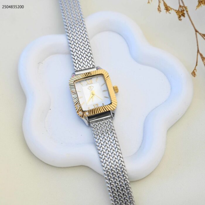 103391797_68e2e66583a5b ساعة يد نسائية أنيقة لون فضي و ذهبي - الصورة 1