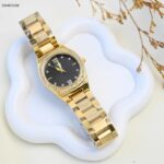 ساعة يد نسائية أنيقة لون ذهبي و اسود