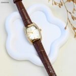ساعة يد نسائية ذهبية أنيقة بحزام جلد بني ومرصعة بالكريستال لون ذهبي