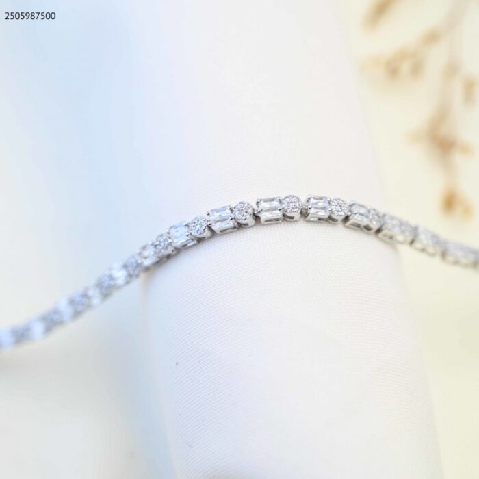 103391836_68e2e69a6b62b سوار نسائي زركون مربع و دائري متتالي لون فضي - الصورة 1