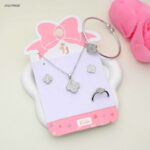 طقم للأطفال سوار+ سلسال+ حلقان+ وخاتم بتصميم زهرة رباعية الأوراق لون فضي