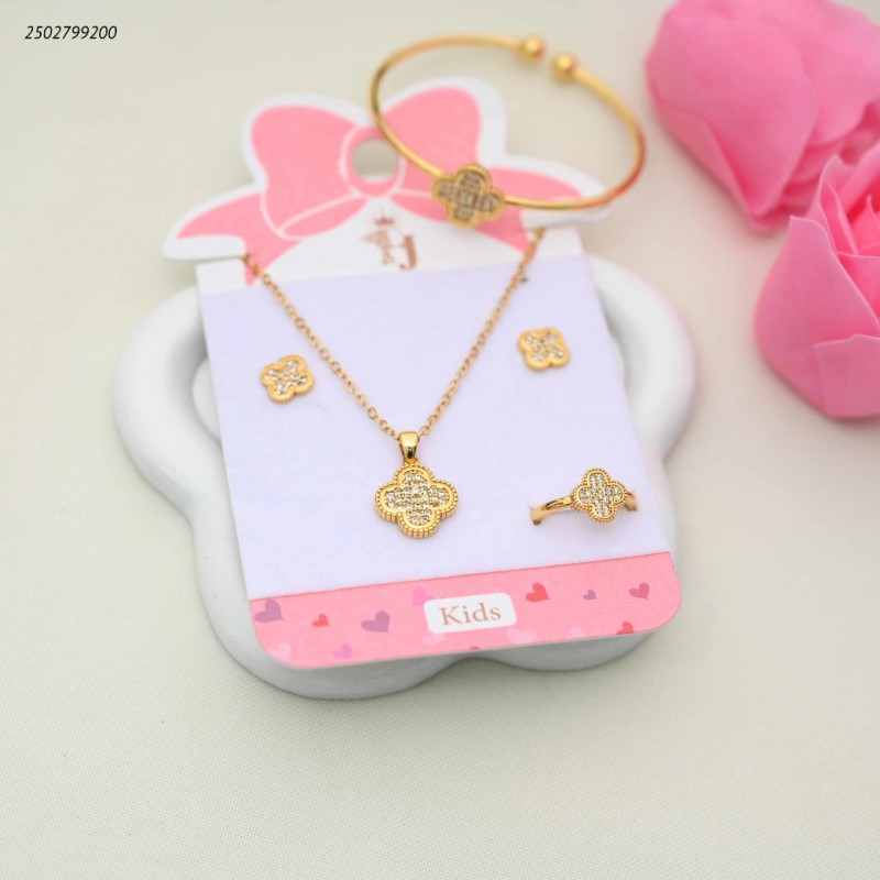⁦طقم للأطفال سوار+ سلسال+ حلقان+ وخاتم بتصميم زهرة رباعية الأوراق لون ذهبي⁩ - الصورة ⁦1⁩