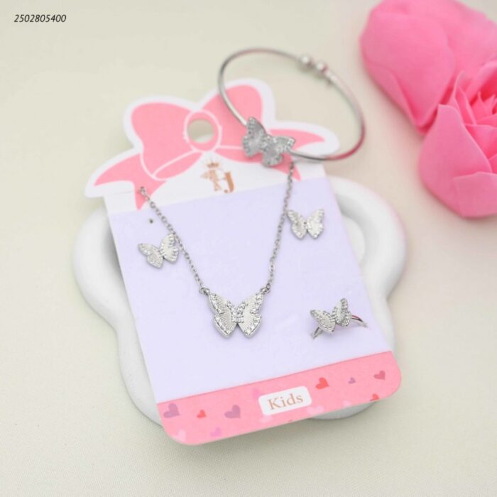 103391843_68e2e6a1aa4dc طقم للأطفال سوار+ سلسال+حلق+ وخاتم بفراشات لون فضي - الصورة 1