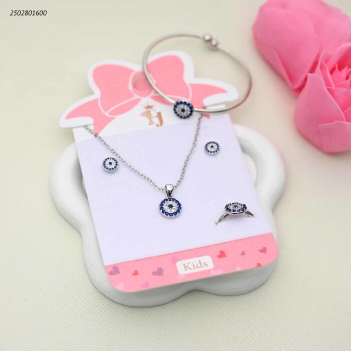 103391844_68e2e6a252802 طقم للأطفال سوار+ سلسال+ وحلق و خاتم بتصميم عين زرقاء لون فضي - الصورة 1