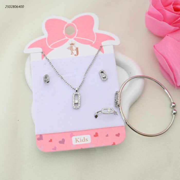 103391847_68e2e6a423ee4 طقم للأطفال سوار+ سلسال+ حلقان+ وخاتم بتصميم بيضاوي مرصع لون فضي - الصورة 1