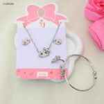 طقم للأطفال سوار+ سلسال+ حلق+ وخاتم بتصميم هالو كيتي مرصع لون فضي