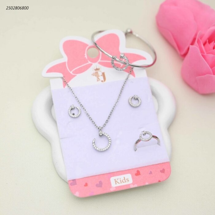 103391851_68e2e6a82dced طقم للأطفال سوار+ سلسال+ حلق+ وخاتم بتصميم دائري مرصع لون فضي - الصورة 1