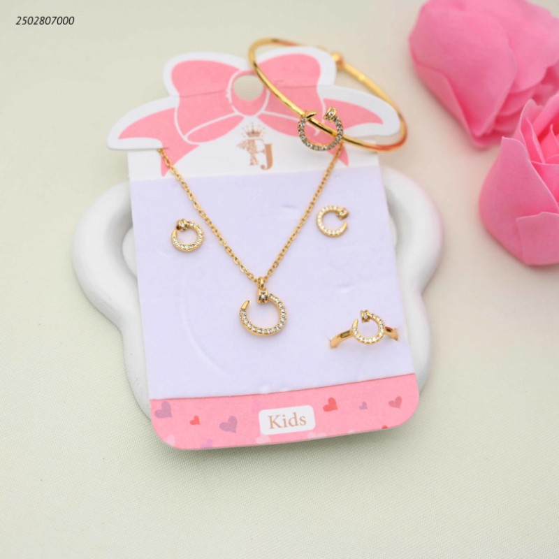 ⁦طقم للأطفال سوار+ سلسال+ حلق+ وخاتم بتصميم دائري مرصع لون ذهبي⁩ - الصورة ⁦1⁩