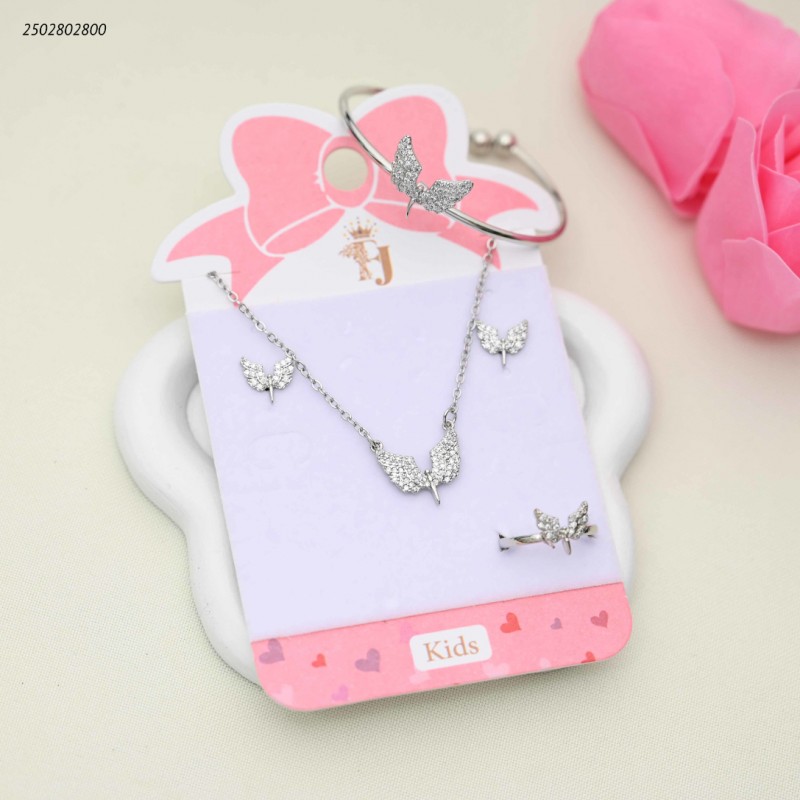 ⁦طقم للأطفال سوار+ سلسال+ حلق+ وخاتم بتصميم أجنحة مرصعة لون فضي⁩ - الصورة ⁦1⁩