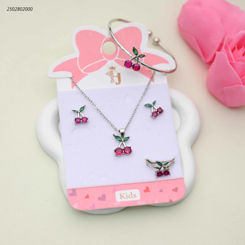 103391855_68e2e6aacc7e4 طقم للأطفال سوار+ سلسال+ حلق+ وخاتم بتصميم الكرز لون فضي - الصورة 1