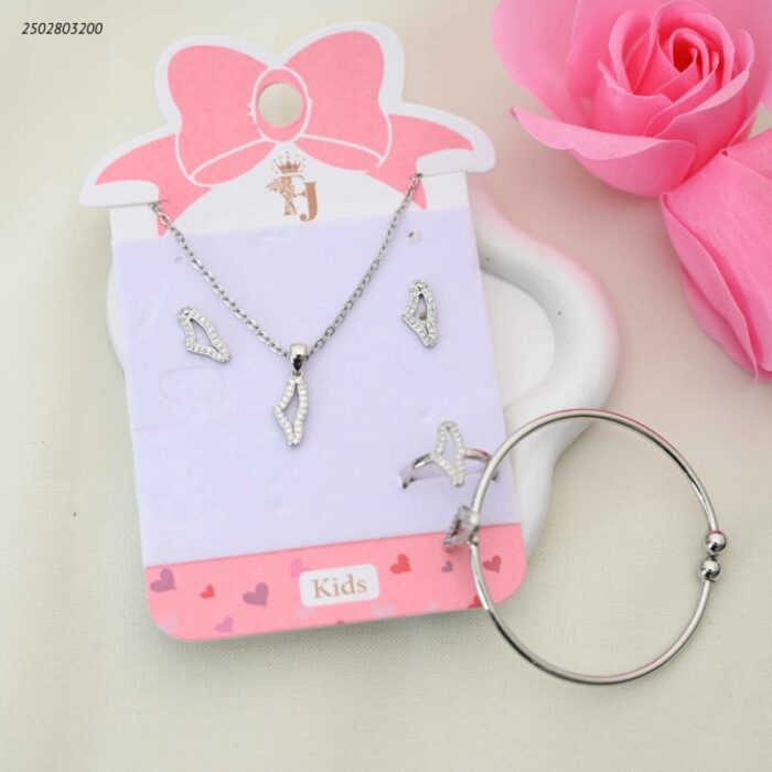 103391856_68e2e6ab6a37f طقم للأطفال سوار+ سلسال+ حلق+ وخاتم بتصميم الأرض المقدسة لون فضي - الصورة 1