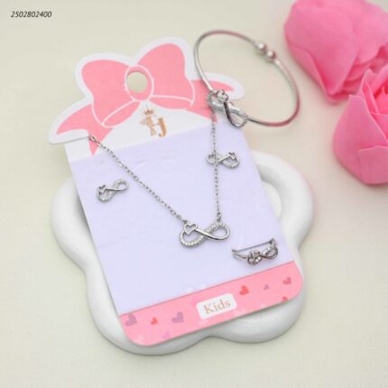 طقم للأطفال سوار+ سلسال+ حلق+ وخاتم انفنتي مرصعة لون فضي