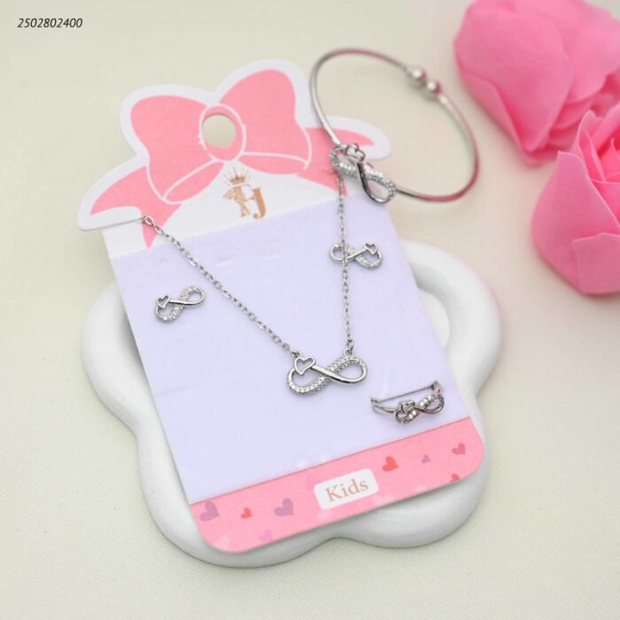 103391858_68e2e6ac23e61 طقم للأطفال سوار+ سلسال+ حلق+ وخاتم انفنتي مرصعة لون فضي - الصورة 1