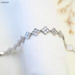 سوار بتصميم زهور البرسيم مرصعة بالزركون لون فضي