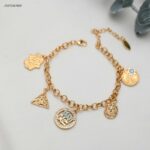 سوار سلسلة مع تعليقات بنقش عربي لون ذهبي