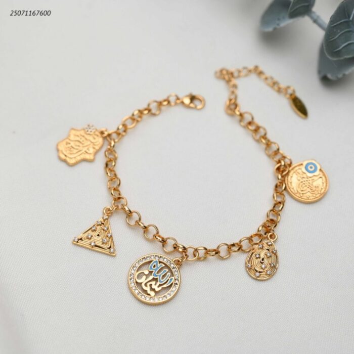 103391873_68e2e6b9a2afa سوار سلسلة مع تعليقات بنقش عربي لون ذهبي - الصورة 1
