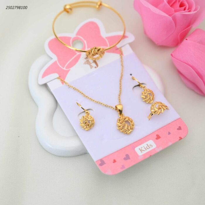 103391876_68e2e6bb2b772 طقم اكسسوارات للأطفال مطلي بالذهب ( سوار + سلسال + حلقان + وخاتم ) - الصورة 1