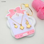 طقم اكسسوارات للأطفال مطلي بالذهب ( سوار + سلسال + حلقان + وخاتم )