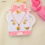 طقم اكسسوارات ذهبي للأطفال بتصميم برسيم ( سوار + سلسال + حلق + خاتم ) لون ذهبي