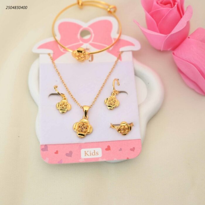 103391883_68e2e6bf80bb0 طقم اكسسوارات ذهبي للأطفال بتصميم برسيم ( سوار + سلسال + حلق + خاتم ) لون ذهبي - الصورة 1