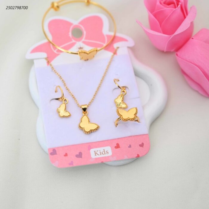 103391884_68e2e6c02a418 طقم للأطفال سوار+ سلسال+ حلقان+ وخاتم بتصميم فراشة لون ذهبي - الصورة 1