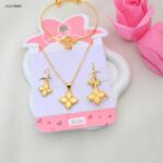 طقم للأطفال سوار+ سلسال+ حلقان+ وخاتم بتصميم زهرة رباعية الأوراق لون ذهبي