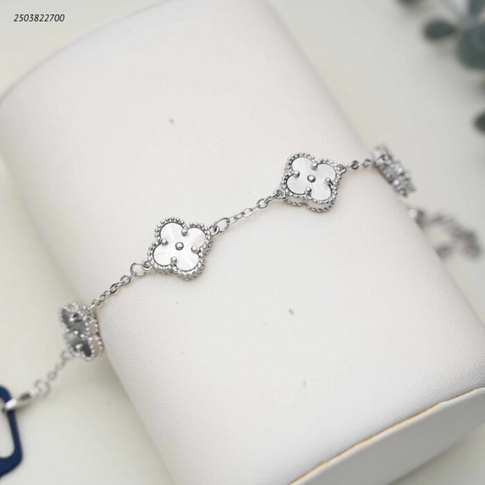 103391886_68e2e6c35dfa0 سوار بتعليقات صغيرة على شكل ورقة برسيم مرصعة لون فضي - الصورة 1