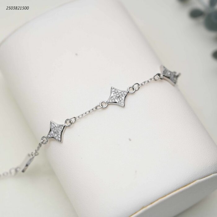 103391887_68e2e6c4210e2 سوار بتصميم أربع أوراق مرصعة بالزيركون لون فضي - الصورة 1