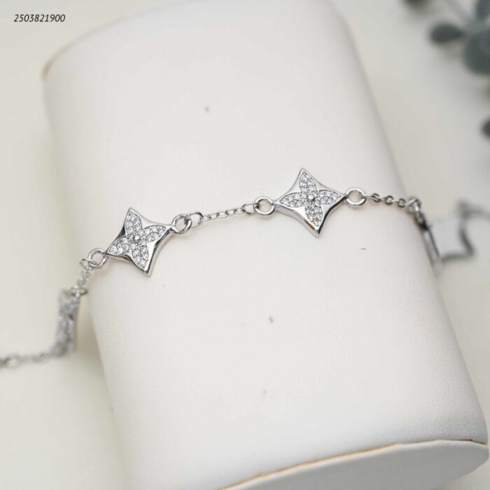 103391888_68e2e6c4da8a7 سوار بتصميم أربع أوراق مرصعة بالزيركون لون فضي - الصورة 1