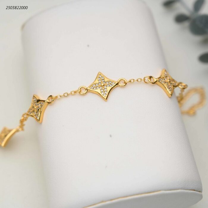 103391890_68e2e6c648b93 سوار بتصميم أربع أوراق مرصعة بالزيركون لون ذهبي - الصورة 1