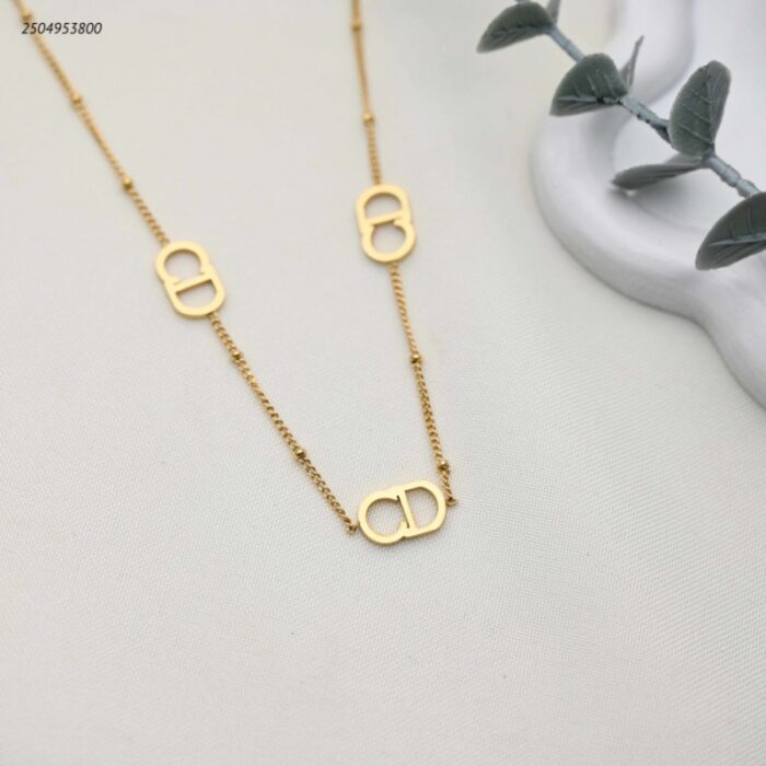 103391897_68e2e6c933d0e سلسال ماركة طويل حرفي C D متداخلين لون ذهبي - الصورة 1