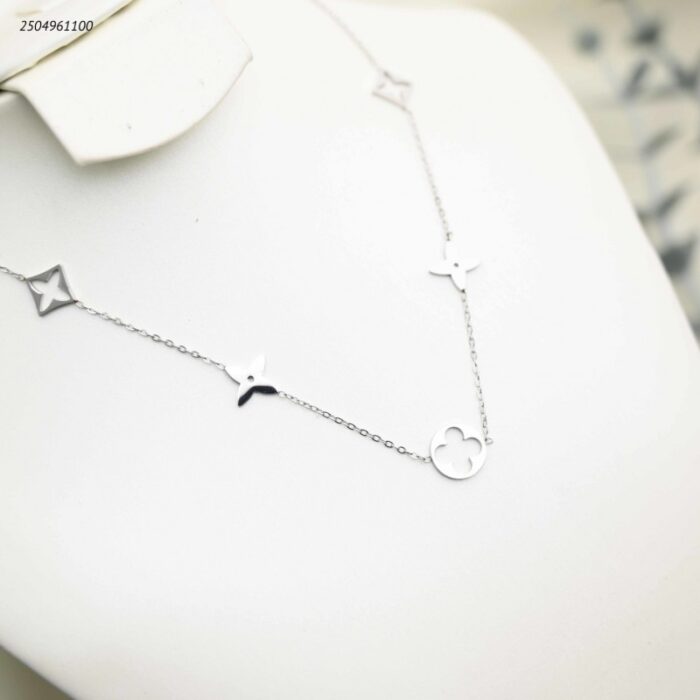 103391898_68e2e6cb6316a سلسال ماركة طويل لون فضي - الصورة 1