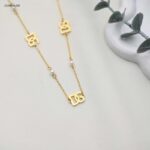 سلسال ماركة تتدلى من السلسلة عدة قلادات صغيرة حرفي DG متداخل لون ذهبي