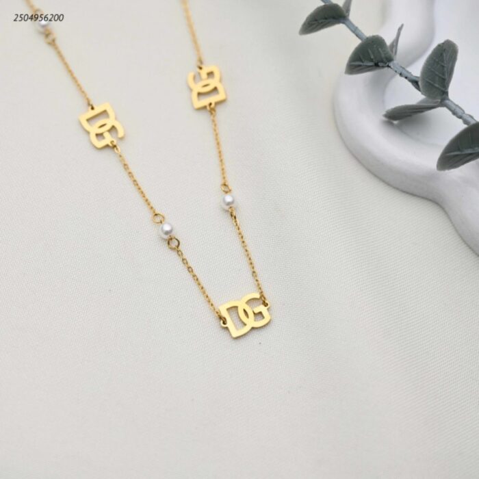 103391902_68e2e6cddec7b سلسال ماركة تتدلى من السلسلة عدة قلادات صغيرة حرفي DG متداخل لون ذهبي - الصورة 1