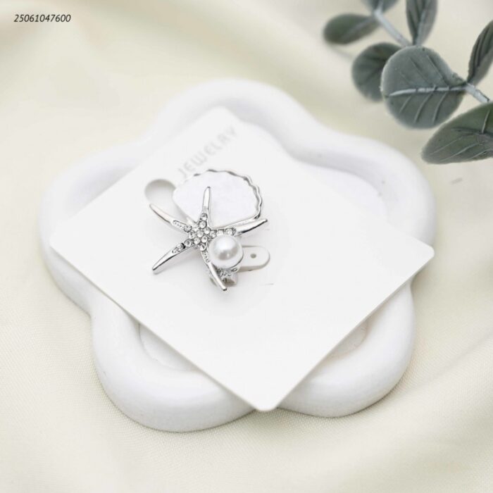 103391920_68e2e6cea0bfb بروش شكل نجمة بحر مع لؤلؤ و زركون لون فضي - الصورة 1