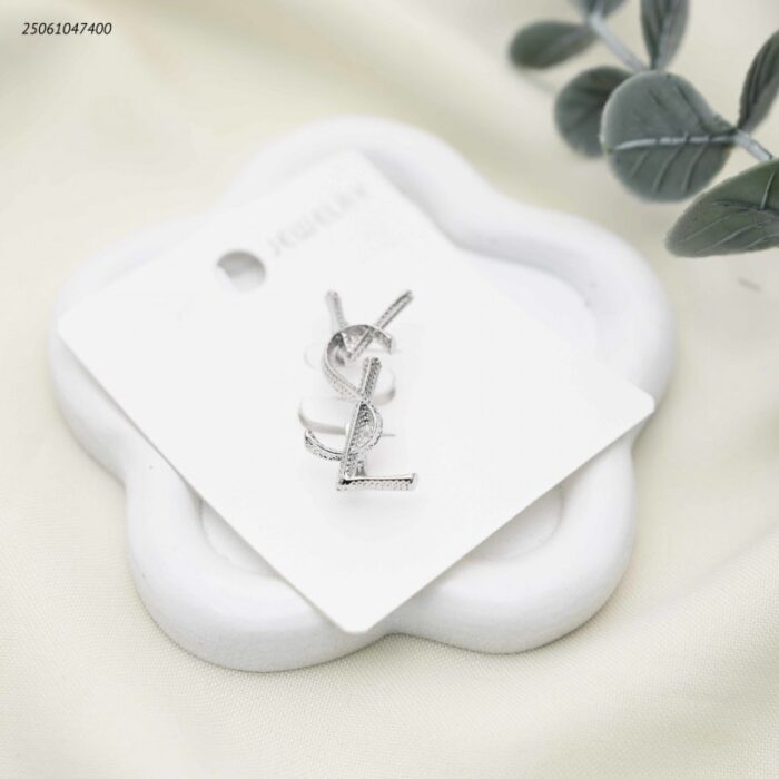 103391925_68e2e6d1ba0e8 بروش شكل ماركة مع زركون لون فضي - الصورة 1